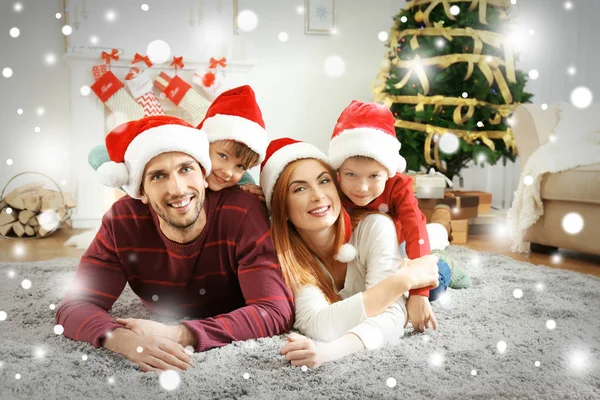 Ευτυχισμένη Οικογένεια Στο Δωμάτιο Διακόσμηση Για Χριστούγεννα Χριστουγεννιάτικη Γιορτή Έννοια — Φωτογραφία Αρχείου