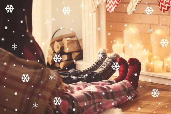 クローズ アップ 自宅の暖炉の前でリラックスしたカップル 雪の効果 クリスマスのお祝いのコンセプト — ストック写真