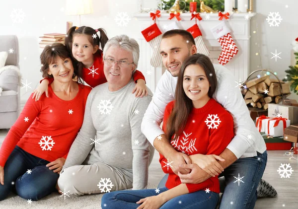 幸福的家庭在房间装饰圣诞节 圣诞庆典的概念 雪效果 — 图库照片