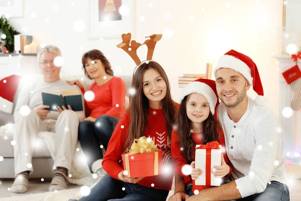 Счастливая Семья Комнате Украшенной Рождеству Концепция Празднования Рождества Снежный Эффект — стоковое фото