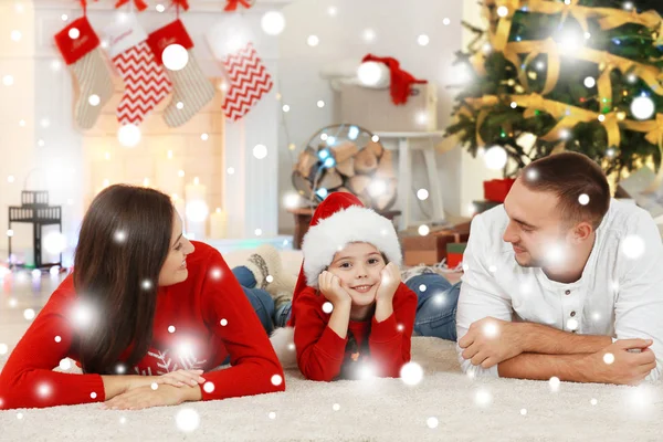 Glückliche Familie Weihnachtlich Dekorierten Zimmer Weihnachtsfeier Schneeeffekt — Stockfoto