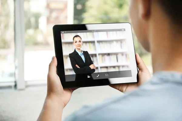 Boy Videoconferencia Con Tutor Tableta Casa Concepto Educación Distancia —  Fotos de Stock