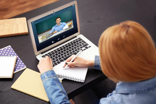 Mujer Videoconferencia Con Tutor Ordenador Portátil Casa Concepto Educación Distancia — Foto de Stock