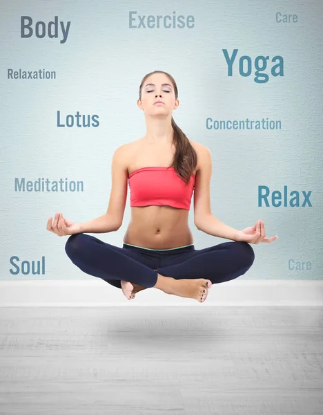 Genç Kadın Evde Meditasyon Yoga Sağlık Kavramı — Stok fotoğraf