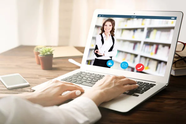 Frau Videokonferenzen Mit Tutor Auf Laptop Hause Fernstudienkonzept — Stockfoto