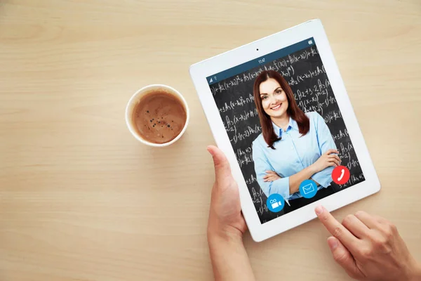 Video Conferenza Donna Con Tutor Tablet Casa Concetto Istruzione Distanza — Foto Stock