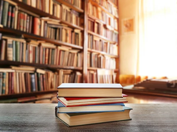 Stapel boeken op tafel — Stockfoto