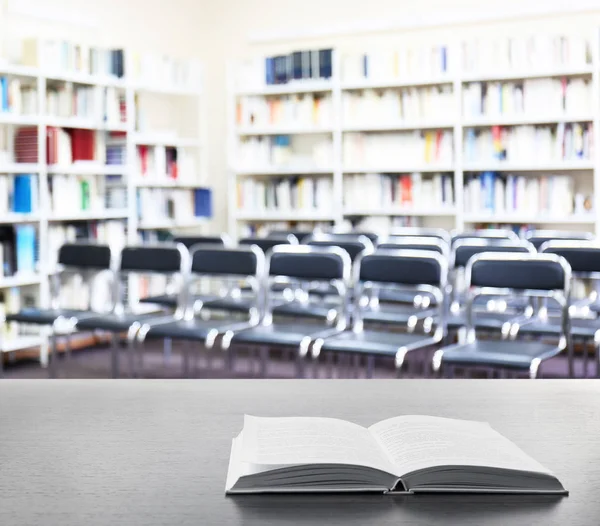 Libro Sobre Mesa Biblioteca —  Fotos de Stock