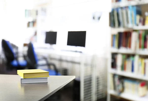 Pila di libri sul tavolo — Foto Stock