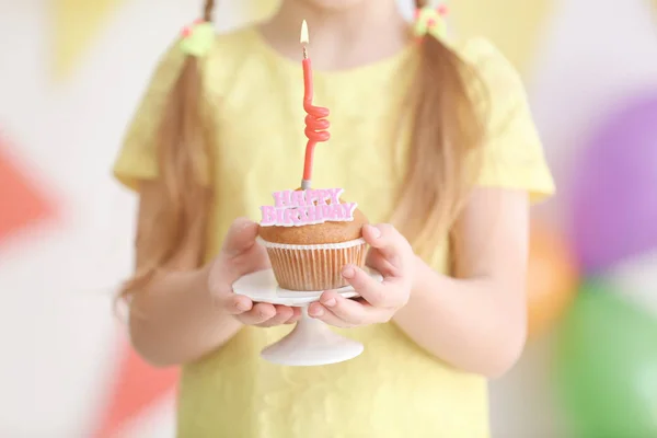 소녀 생일 케이크를 들고 — 스톡 사진