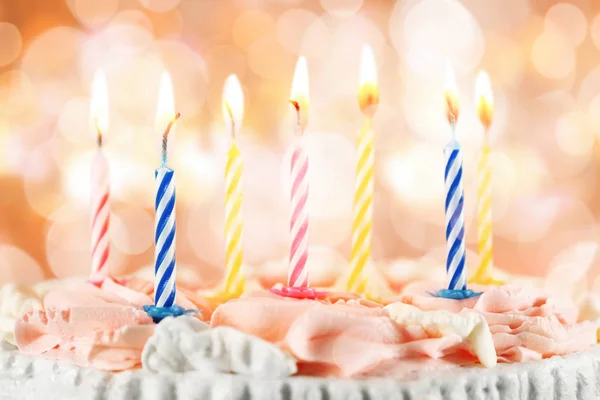 Velas iluminadas em bolo de aniversário — Fotografia de Stock