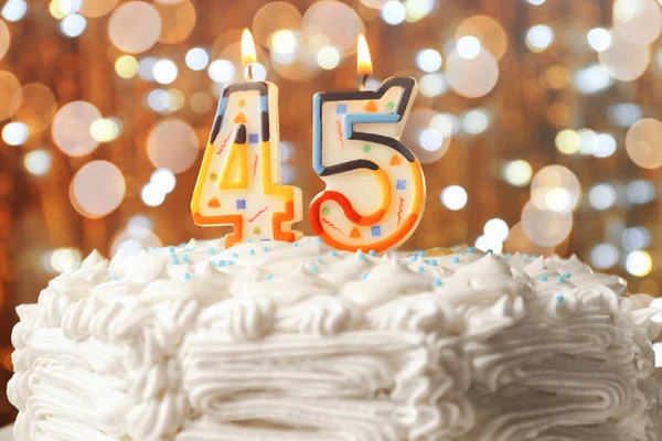 Velas iluminadas em bolo de aniversário — Fotografia de Stock