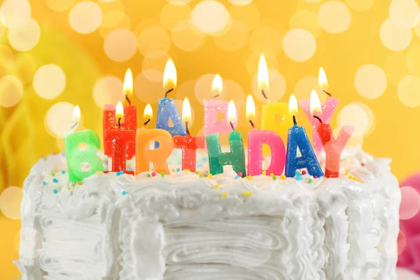 Velas iluminadas em bolo de aniversário — Fotografia de Stock