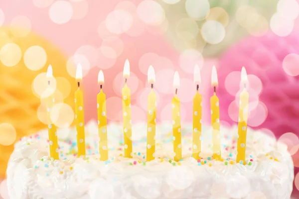 Запалені свічки на день народження торт — стокове фото