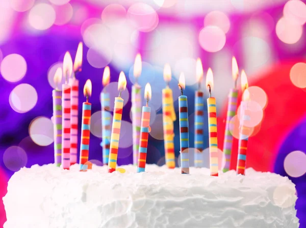 Velas iluminadas em bolo de aniversário — Fotografia de Stock