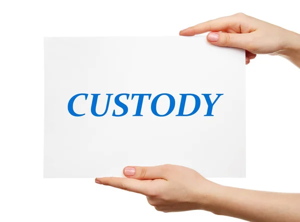 Жіночі руки тримають слово CUSTODY — стокове фото