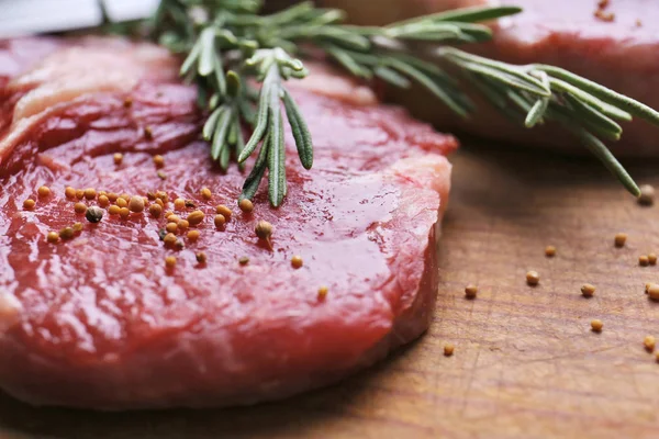 Lahodné Raw steak s rozmarýnem — Stock fotografie