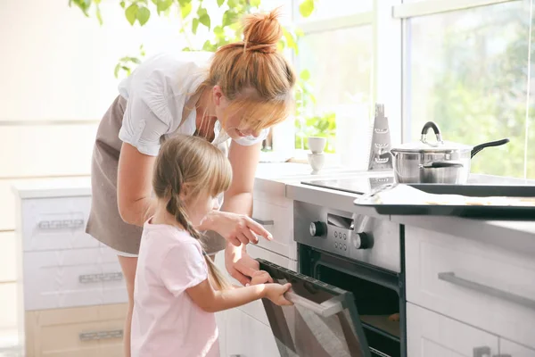 Mãe e filhos tomando biscoitos — Fotografia de Stock