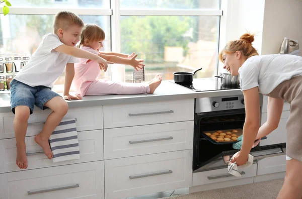 Anya és a gyerekek a konyha — Stock Fotó