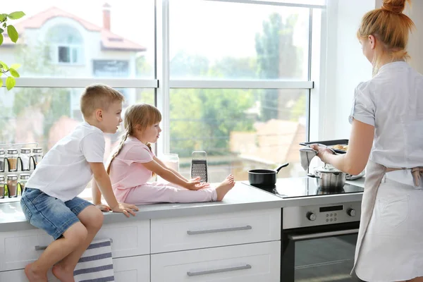 母亲和孩子们在厨房里 — 图库照片