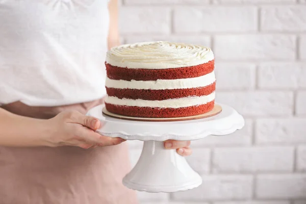Frau mit leckerem Kuchen — Stockfoto