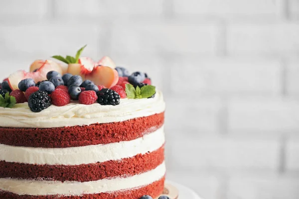 Lahodný dort s ovocem a bobulemi — Stock fotografie