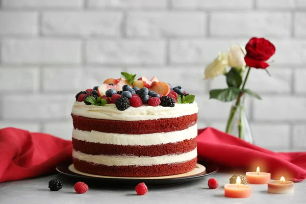 Delicioso bolo na mesa — Fotografia de Stock
