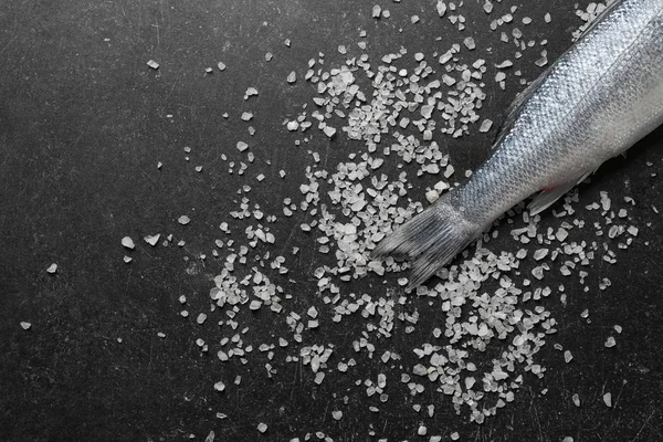 Pesce crudo con sale marino — Foto Stock