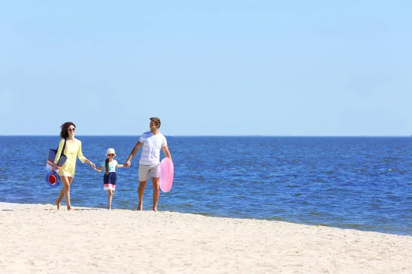 快乐的一家人在海滩上散步 — 图库照片