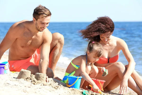 Οικογένειας Έννοια Γονείς Και Κόρη Απολαμβάνουν Διακοπές Στην Παραλία — Φωτογραφία Αρχείου