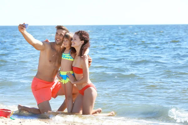 Wesoły Rodziny Biorąc Selfie Plaży — Zdjęcie stockowe
