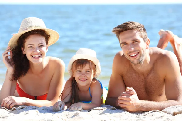 Porträtt Glad Familj Liggande Sand Havet Bakgrund — Stockfoto
