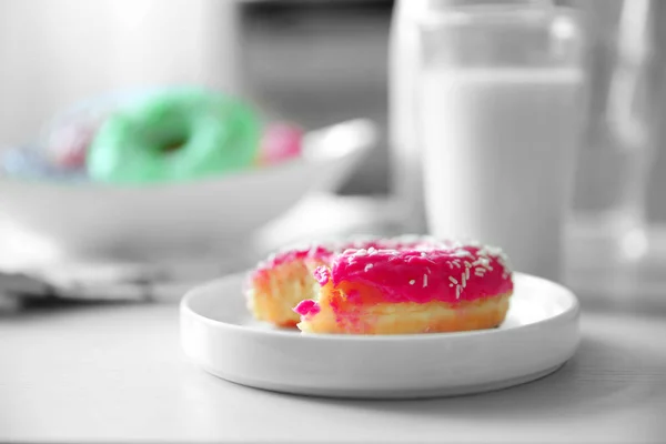 Sabroso donut y vaso de leche — Foto de Stock