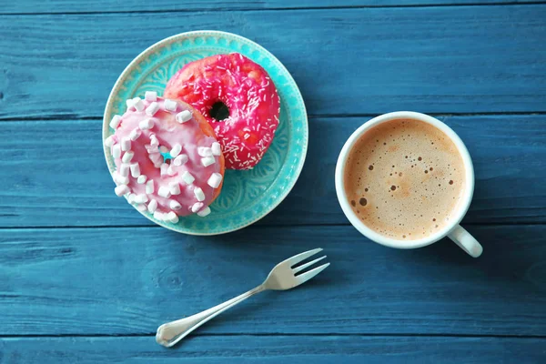 Placa con deliciosas rosquillas — Foto de Stock