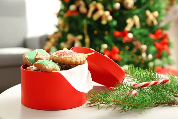 Caixa com biscoitos de gengibre — Fotografia de Stock