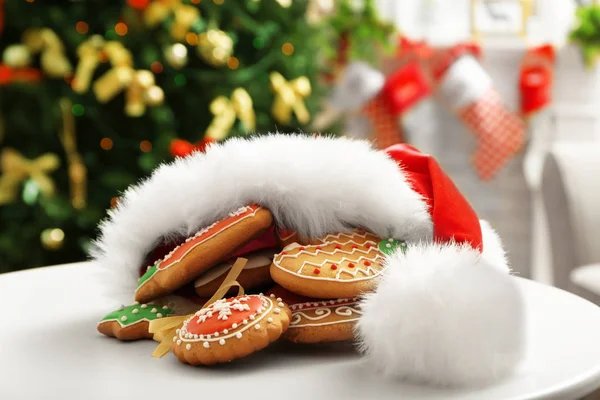 Biscoitos de gengibre e chapéu de Papai Noel — Fotografia de Stock