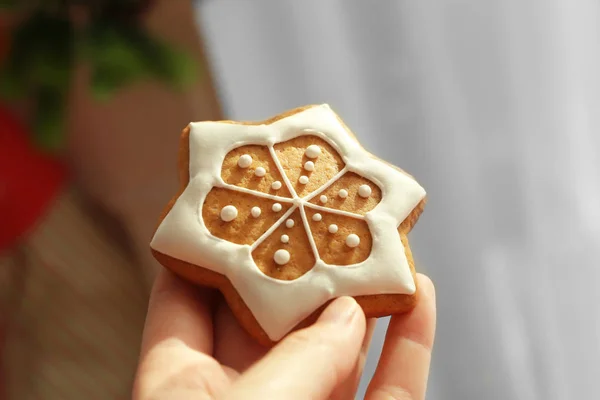 Hand som håller välsmakande pepparkakor cookie — Stockfoto