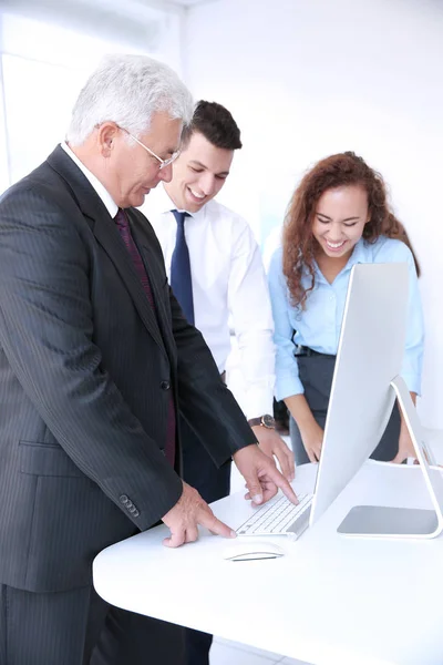 Σχέδιο Επαγγελματικής Κατάρτισης Συνάδελφοι Που Εξετάζουν Οθόνη Υπολογιστή Στο Γραφείο — Φωτογραφία Αρχείου