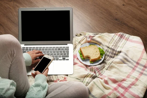 Chica con portátil y comida — Foto de Stock