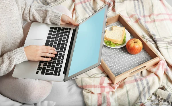 Το κορίτσι με το laptop και το φαγητό — Φωτογραφία Αρχείου
