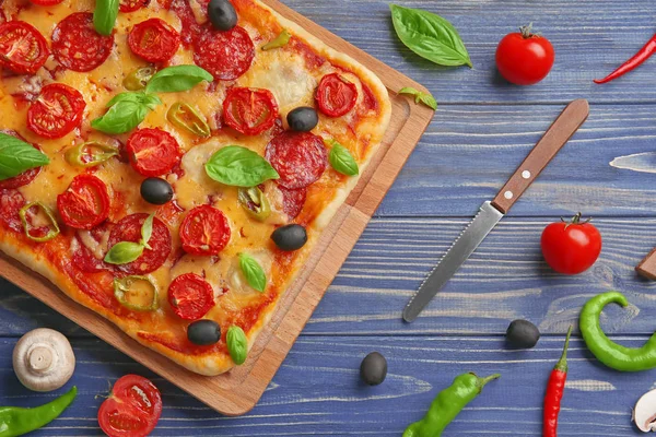 Deliciosa pizza con ingredientes — Foto de Stock