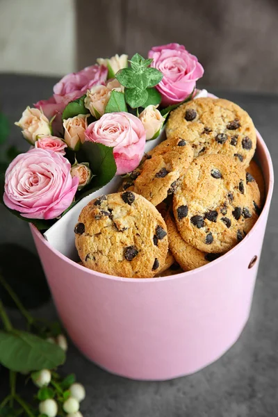 Caja con hermosas flores y galletas — Foto de Stock