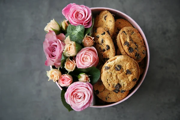 Schachtel mit schönen Blumen und Keksen — Stockfoto
