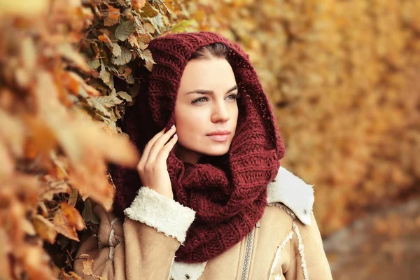 Belle Jeune Femme Marchant Dans Parc — Photo