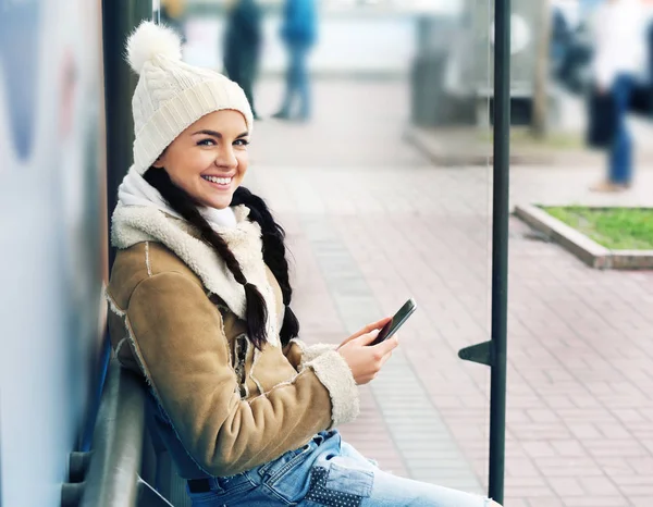 Bella Giovane Donna Con Telefono All Aperto — Foto Stock