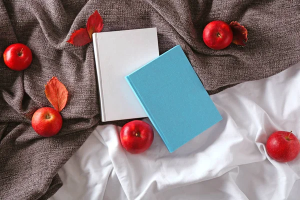 Książki z jabłkami jesień na łóżku — Zdjęcie stockowe