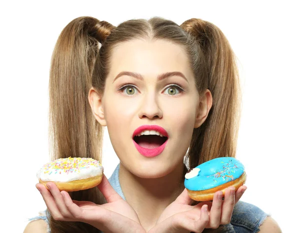 滑稽的年轻女人，与美味甜甜圈在白色的背景下，关闭 — 图库照片