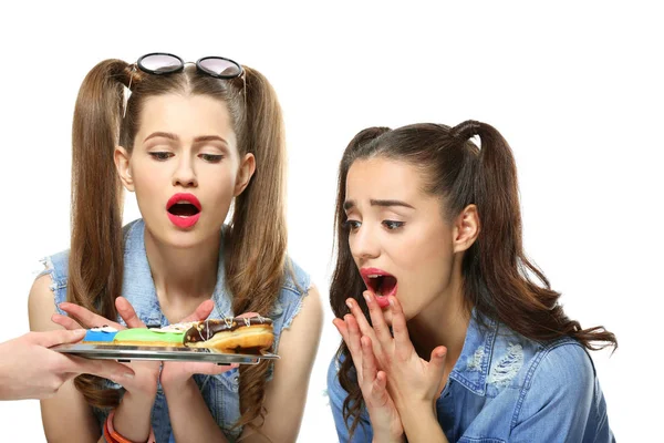 Les femmes avec des beignets savoureux — Photo