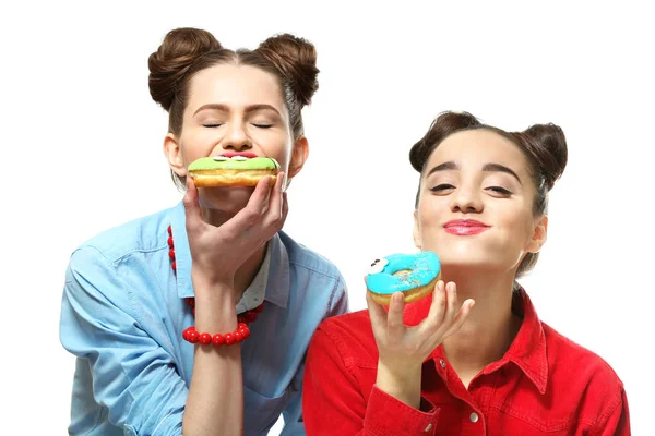 Mulheres comendo saborosos donuts — Fotografia de Stock