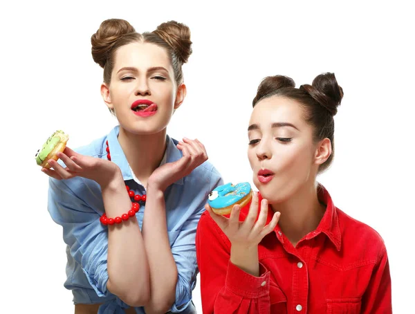 Mulheres comendo saborosos donuts — Fotografia de Stock